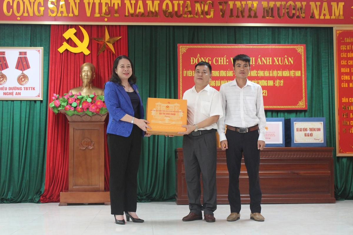 Phó Chủ tịch nước Võ Thị Ánh Xuân thăm, tặng quà Thương, bệnh binh ở Nghệ An Phó Chủ tịch nước Võ Thị Ánh Xuân thăm, tặng quà Thương, bệnh binh ở Nghệ An