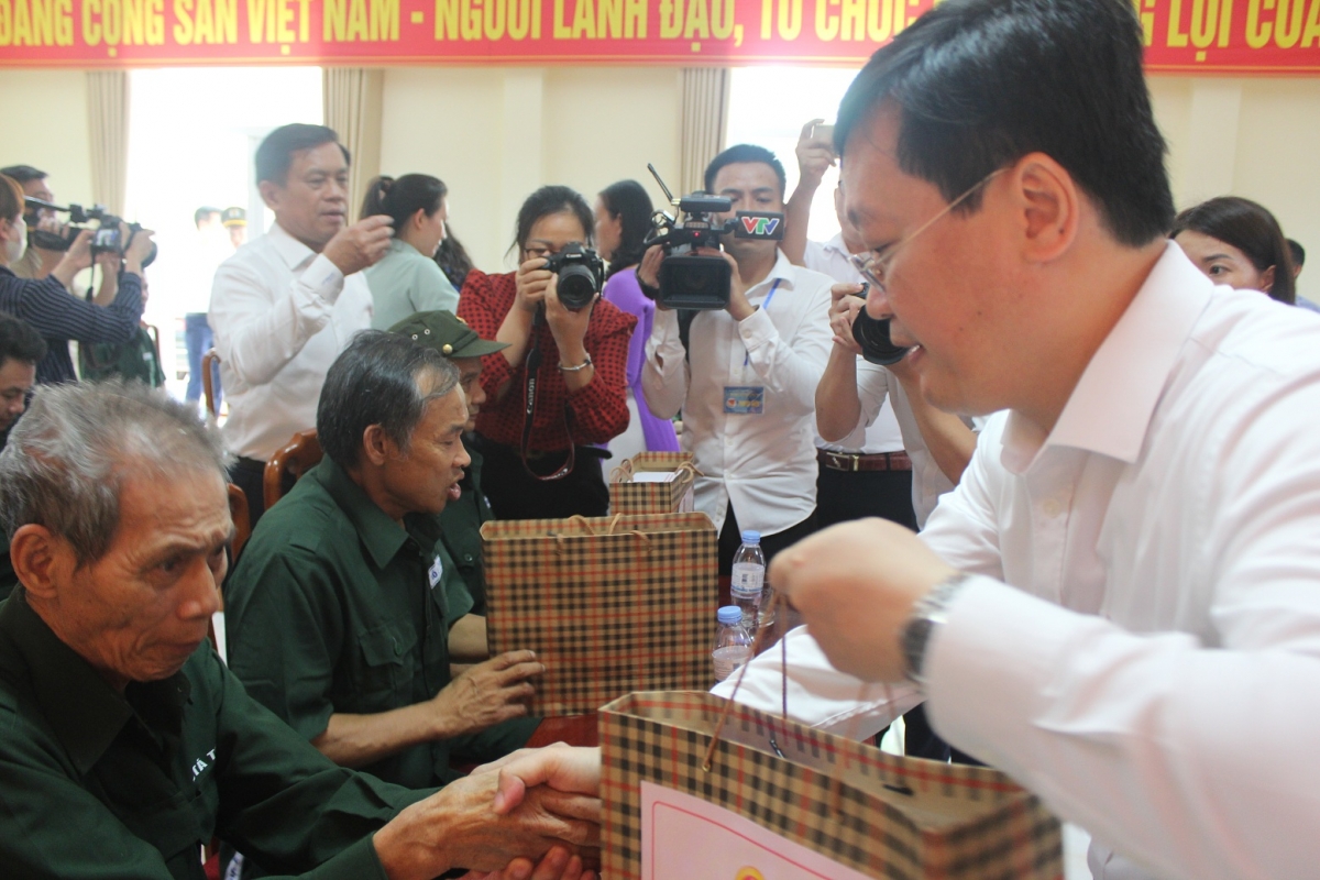 Phó Chủ tịch nước Võ Thị Ánh Xuân thăm, tặng quà Thương, bệnh binh ở Nghệ An Phó Chủ tịch nước Võ Thị Ánh Xuân thăm, tặng quà Thương, bệnh binh ở Nghệ An