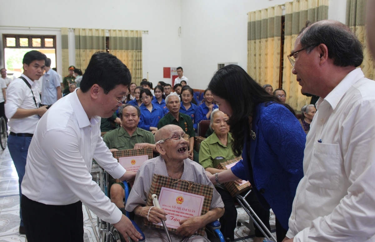 Phó Chủ tịch nước Võ Thị Ánh Xuân thăm, tặng quà Thương, bệnh binh ở Nghệ An Phó Chủ tịch nước Võ Thị Ánh Xuân thăm, tặng quà Thương, bệnh binh ở Nghệ An