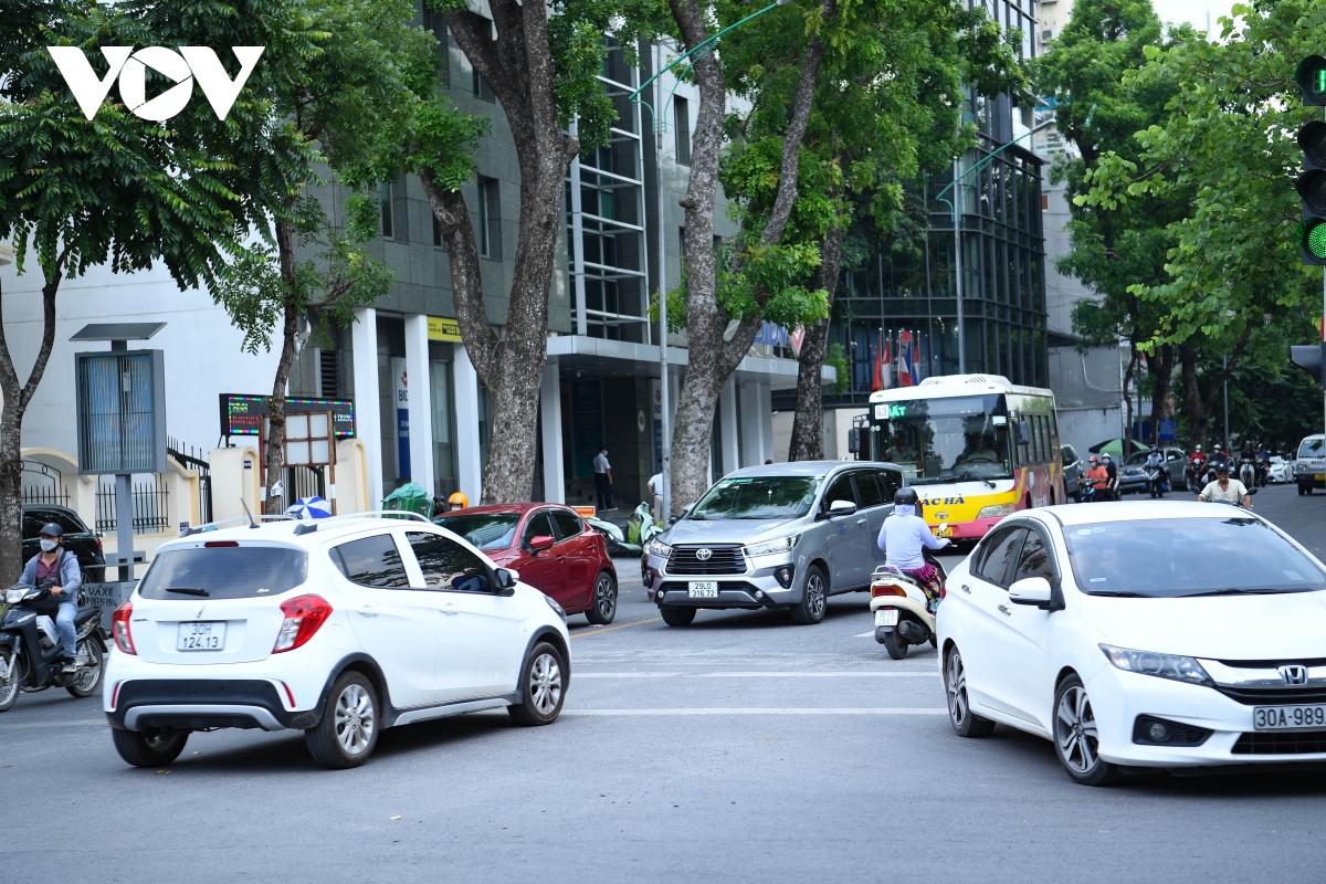 giao thong lon xon nhung ngay dau phan luong 2 chieu pho quang trung, ha noi hinh anh 3