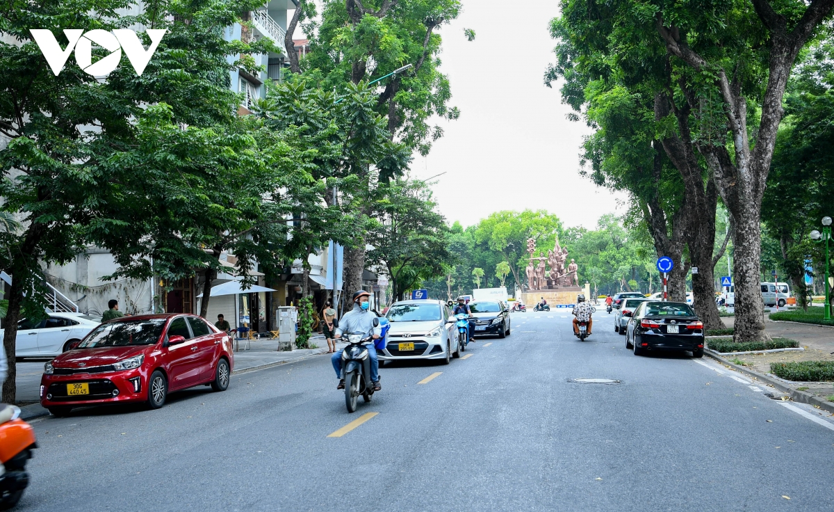 giao thong lon xon nhung ngay dau phan luong 2 chieu pho quang trung, ha noi hinh anh 1