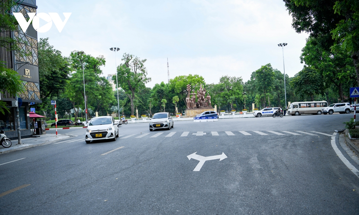 giao thong lon xon nhung ngay dau phan luong 2 chieu pho quang trung, ha noi hinh anh 2