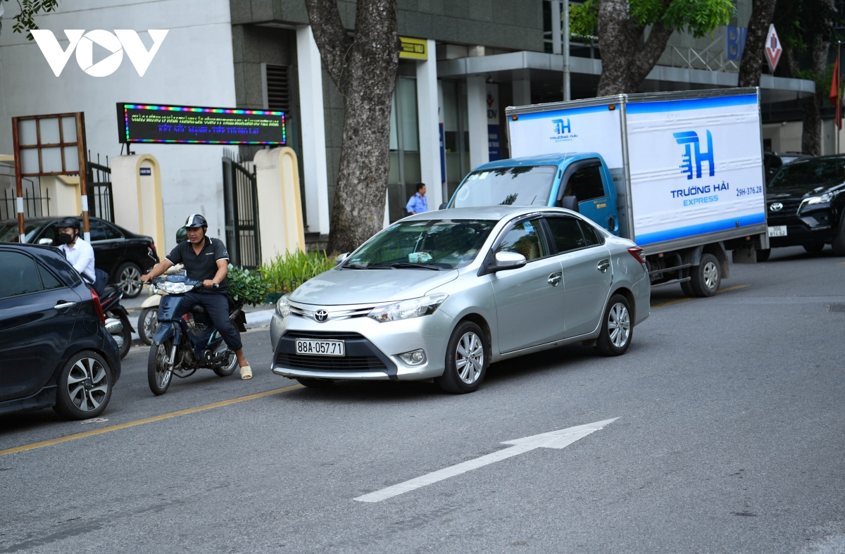 giao thong lon xon nhung ngay dau phan luong 2 chieu pho quang trung, ha noi hinh anh 7