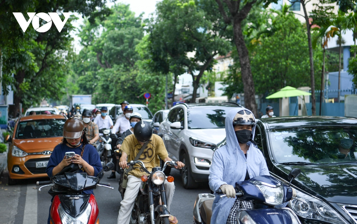 giao thong lon xon nhung ngay dau phan luong 2 chieu pho quang trung, ha noi hinh anh 5