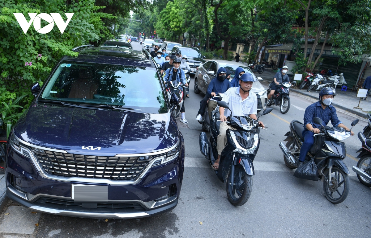 giao thong lon xon nhung ngay dau phan luong 2 chieu pho quang trung, ha noi hinh anh 6