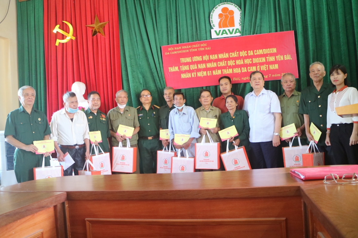 Trung ương Hội tặng quà cho nạn nhân chất độc da cam tỉnh Yên Bái