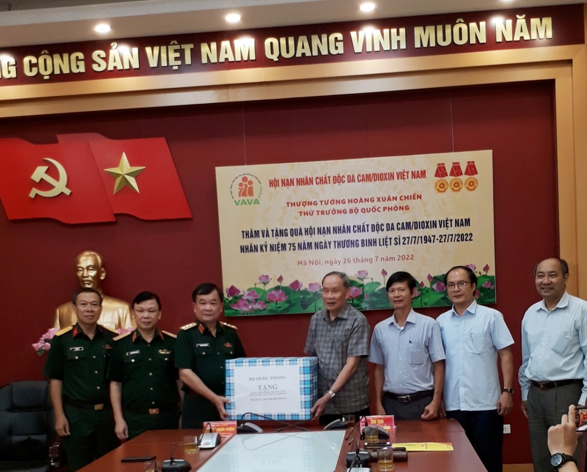 Lãnh đạo Bộ Quốc phòng thăm tặng quà Hội Nạn nhân chất độc da cam/dioxin Việt Nam Lãnh đạo Bộ Quốc phòng thăm tặng quà Hội Nạn nhân chất độc da cam/dioxin Việt Nam