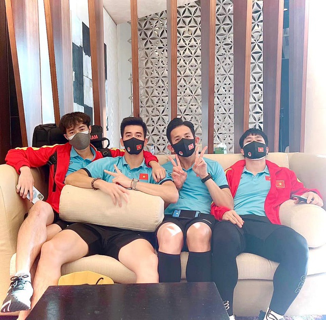 Những người hùng đội tuyển Việt Nam khoe ảnh ngay sau khi về nước - 1