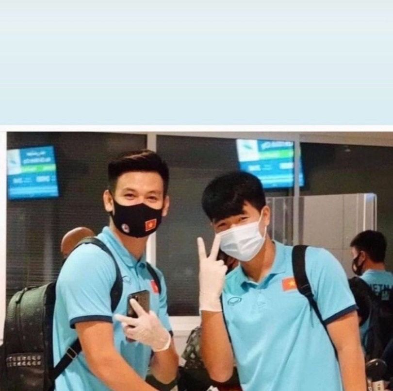 Những người hùng đội tuyển Việt Nam khoe ảnh ngay sau khi về nước - 2