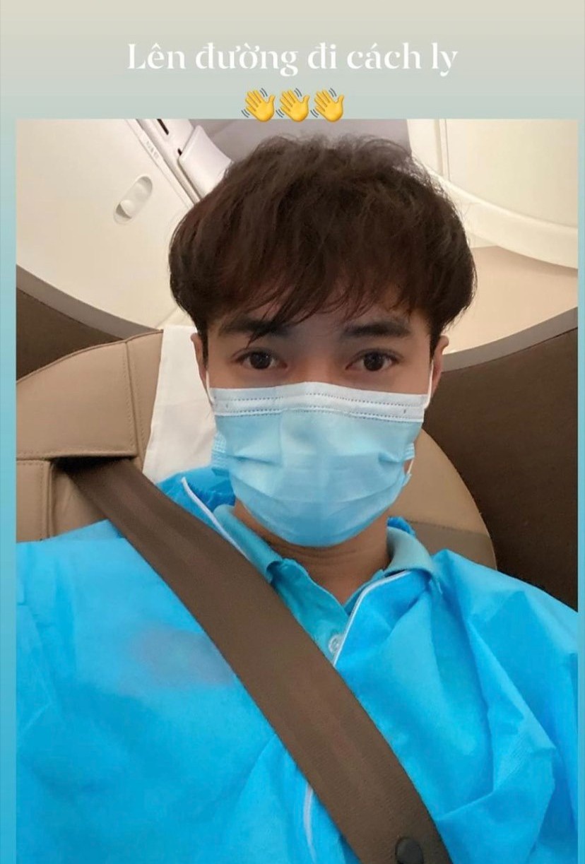 Những người hùng đội tuyển Việt Nam khoe ảnh ngay sau khi về nước - 3