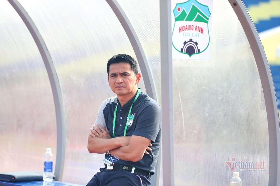 V-League 2021: Dừng hay đá, cần được quyết sớm