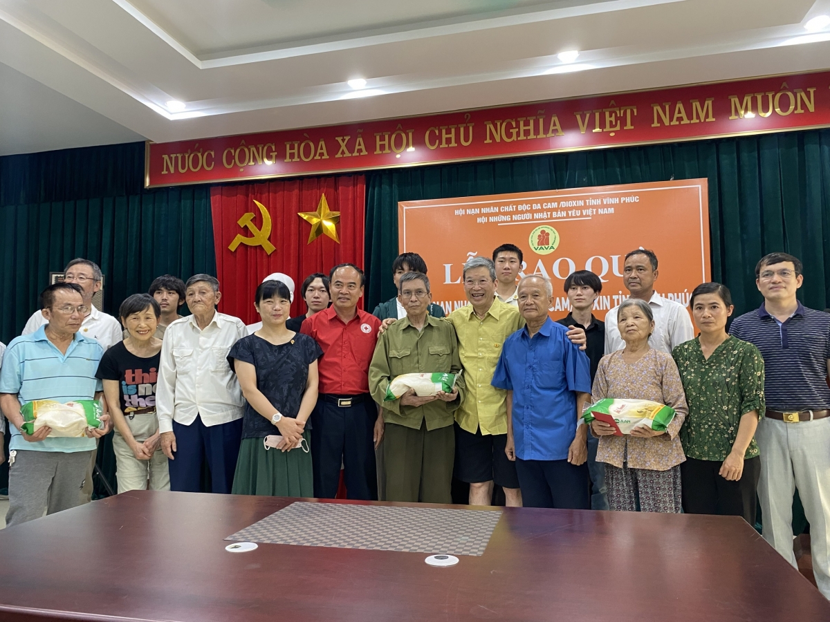 Hội tỉnh Vĩnh Phúc tặng quà nạn nhân dịp kỷ niệm 61 năm ngày vì nạn nhân chất độc da cam ở Việt Nam Hội tỉnh Vĩnh Phúc tặng quà nạn nhân dịp kỷ niệm 61 năm ngày vì nạn nhân chất độc da cam ở Việt Nam