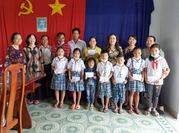 Huyện hội Thủ Thừa tặng quà học sinh khuyết tật đặc biệt khó khăn