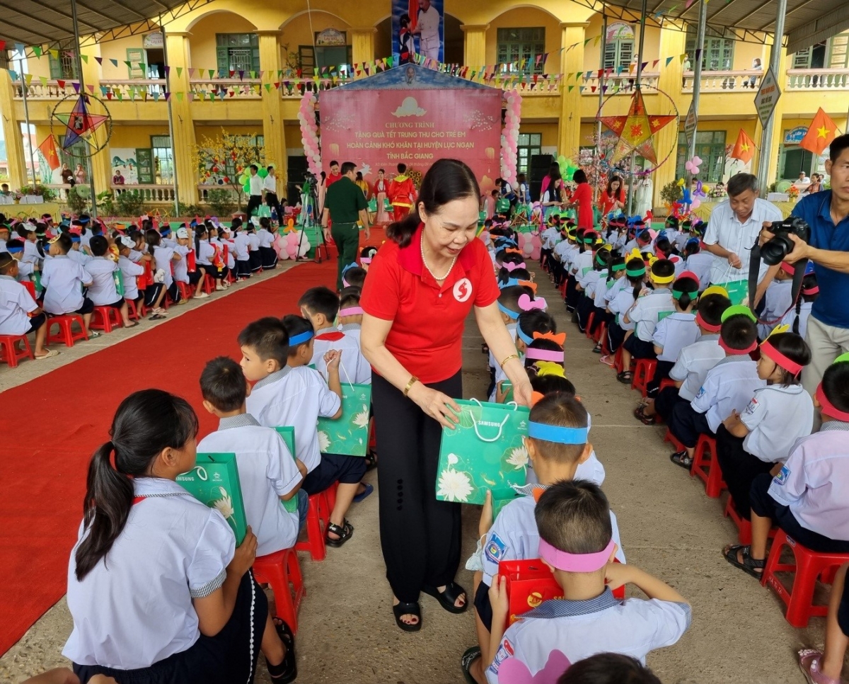 Hội NNCĐDC/dioxin Việt Nam thăm, tặng qùa dịp Tết Trung thu tại tỉnh Bắc Giang Hội NNCĐDC/dioxin Việt Nam thăm, tặng qùa dịp Tết Trung thu tại tỉnh Bắc Giang