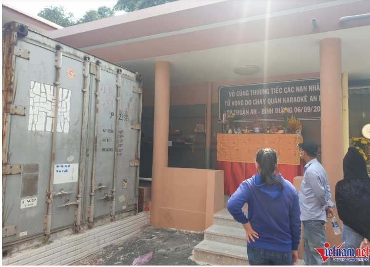 Nghẹn ngào giây phút giao nhận thi thể nạn nhân vụ cháy quán karaoke ở Bình Dương Nghẹn ngào giây phút giao nhận thi thể nạn nhân vụ cháy quán karaoke ở Bình Dương