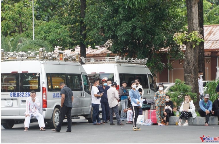 Nghẹn ngào giây phút giao nhận thi thể nạn nhân vụ cháy quán karaoke ở Bình Dương Nghẹn ngào giây phút giao nhận thi thể nạn nhân vụ cháy quán karaoke ở Bình Dương