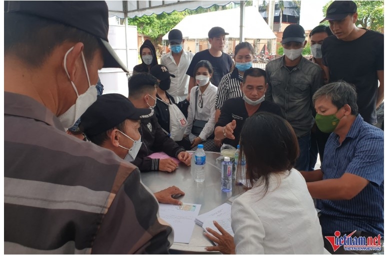 Nghẹn ngào giây phút giao nhận thi thể nạn nhân vụ cháy quán karaoke ở Bình Dương Nghẹn ngào giây phút giao nhận thi thể nạn nhân vụ cháy quán karaoke ở Bình Dương