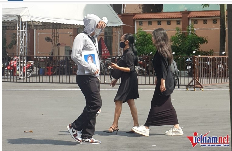 Nghẹn ngào giây phút giao nhận thi thể nạn nhân vụ cháy quán karaoke ở Bình Dương Nghẹn ngào giây phút giao nhận thi thể nạn nhân vụ cháy quán karaoke ở Bình Dương