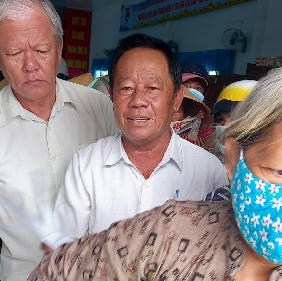 Huyện Bình Đại, tỉnh Bến Tre tặng quà nạn nhân chất độc da cam