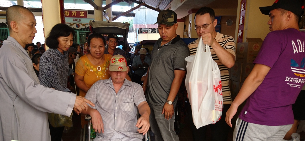 Thủ Thừa: Tặng học bổng Hoa Sen năm học 2022-2023 và  tặng quà cho người khuyết tật nặng Thủ Thừa: Tặng học bổng Hoa Sen năm học 2022-2023 và  tặng quà cho người khuyết tật nặng