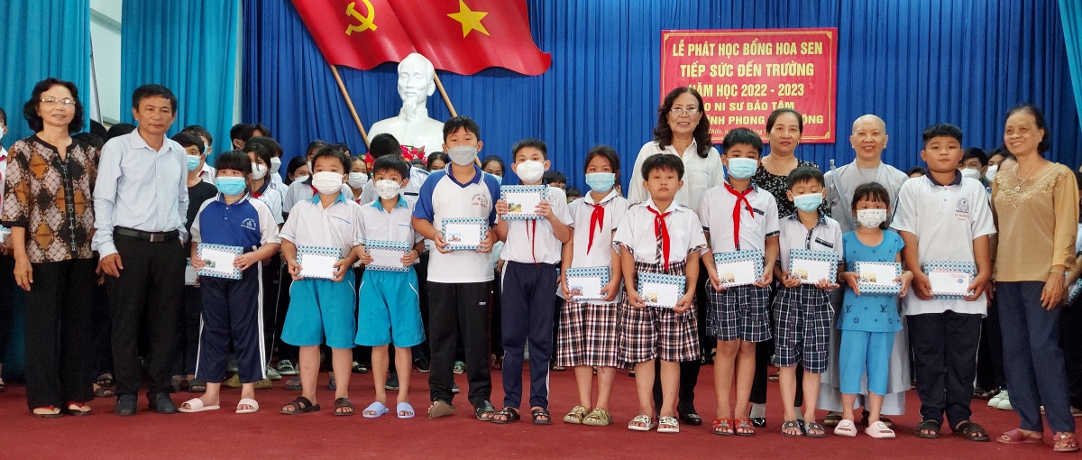 Thủ Thừa: Tặng học bổng Hoa Sen năm học 2022-2023 và  tặng quà cho người khuyết tật nặng Thủ Thừa: Tặng học bổng Hoa Sen năm học 2022-2023 và  tặng quà cho người khuyết tật nặng