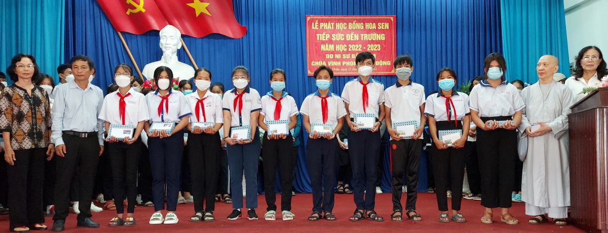 Thủ Thừa: Tặng học bổng Hoa Sen năm học 2022-2023 và  tặng quà cho người khuyết tật nặng Thủ Thừa: Tặng học bổng Hoa Sen năm học 2022-2023 và  tặng quà cho người khuyết tật nặng