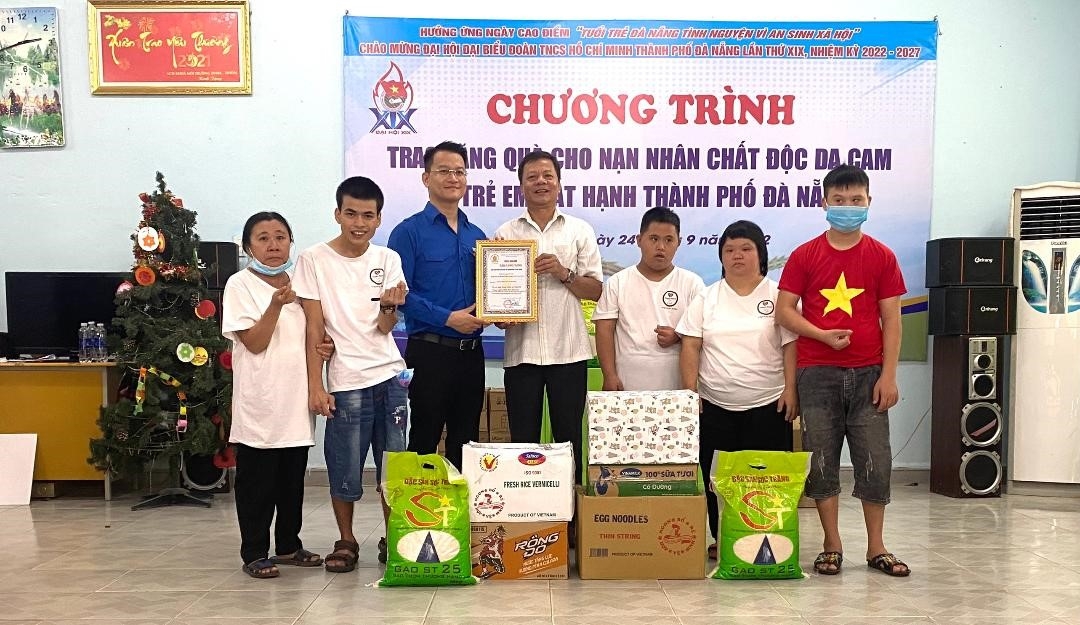 Thành đoàn Đà Nẵng tặng quà cho nạn nhân da cam