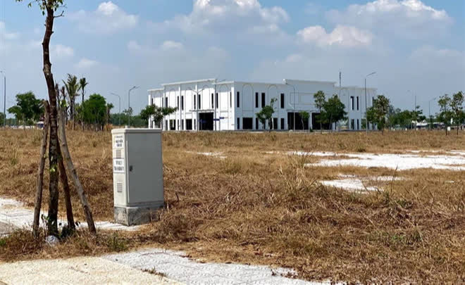 Cận cảnh Khu dân cư Đại Nam do đại gia Dũng &quot;lò vôi&quot; đầu tư hoang tàn, không bóng người - Ảnh 5