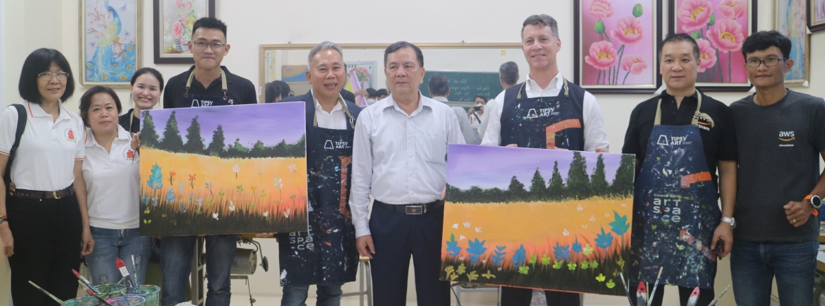 Tập đoàn Amazon (AWS) thăm tặng quà cho nạn nhân chất độc da cam Tập đoàn Amazon (AWS) thăm tặng quà cho nạn nhân chất độc da cam