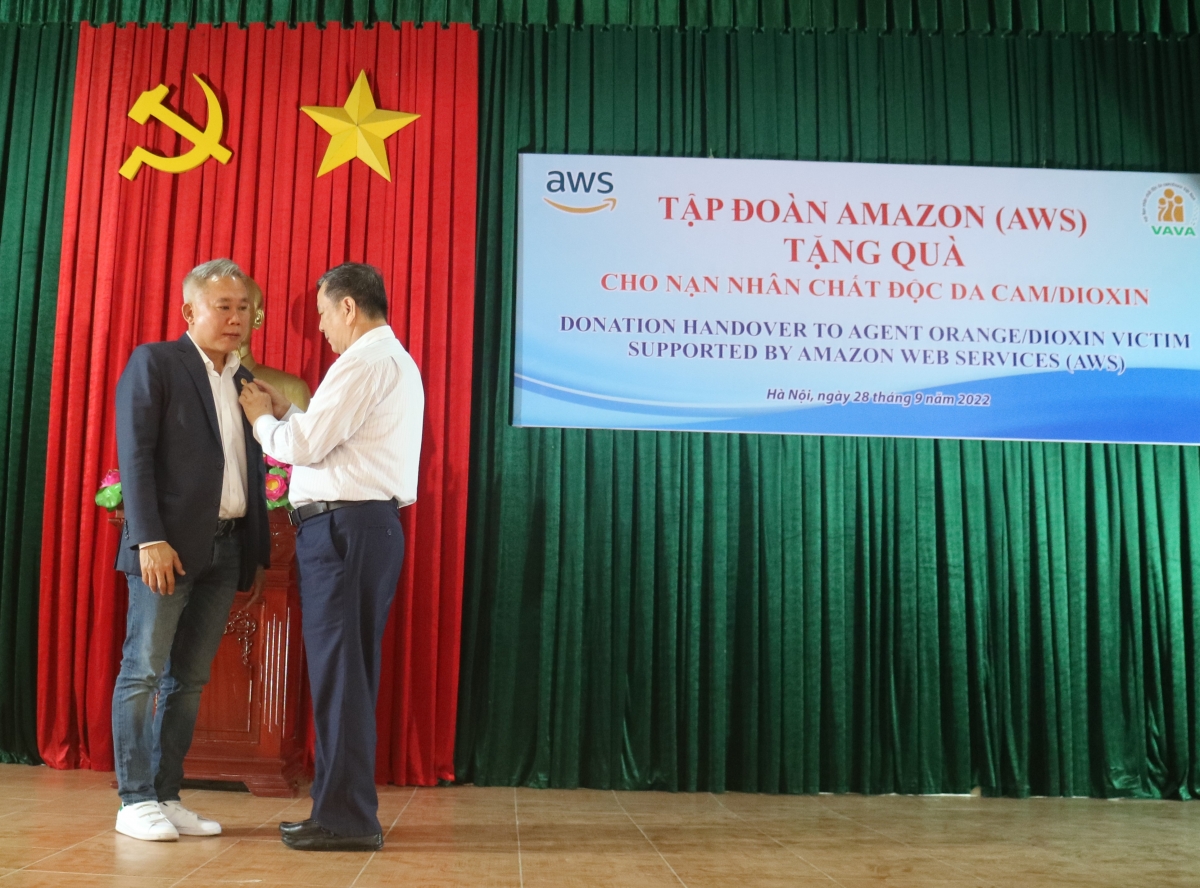 Tập đoàn Amazon (AWS) thăm tặng quà cho nạn nhân chất độc da cam Tập đoàn Amazon (AWS) thăm tặng quà cho nạn nhân chất độc da cam