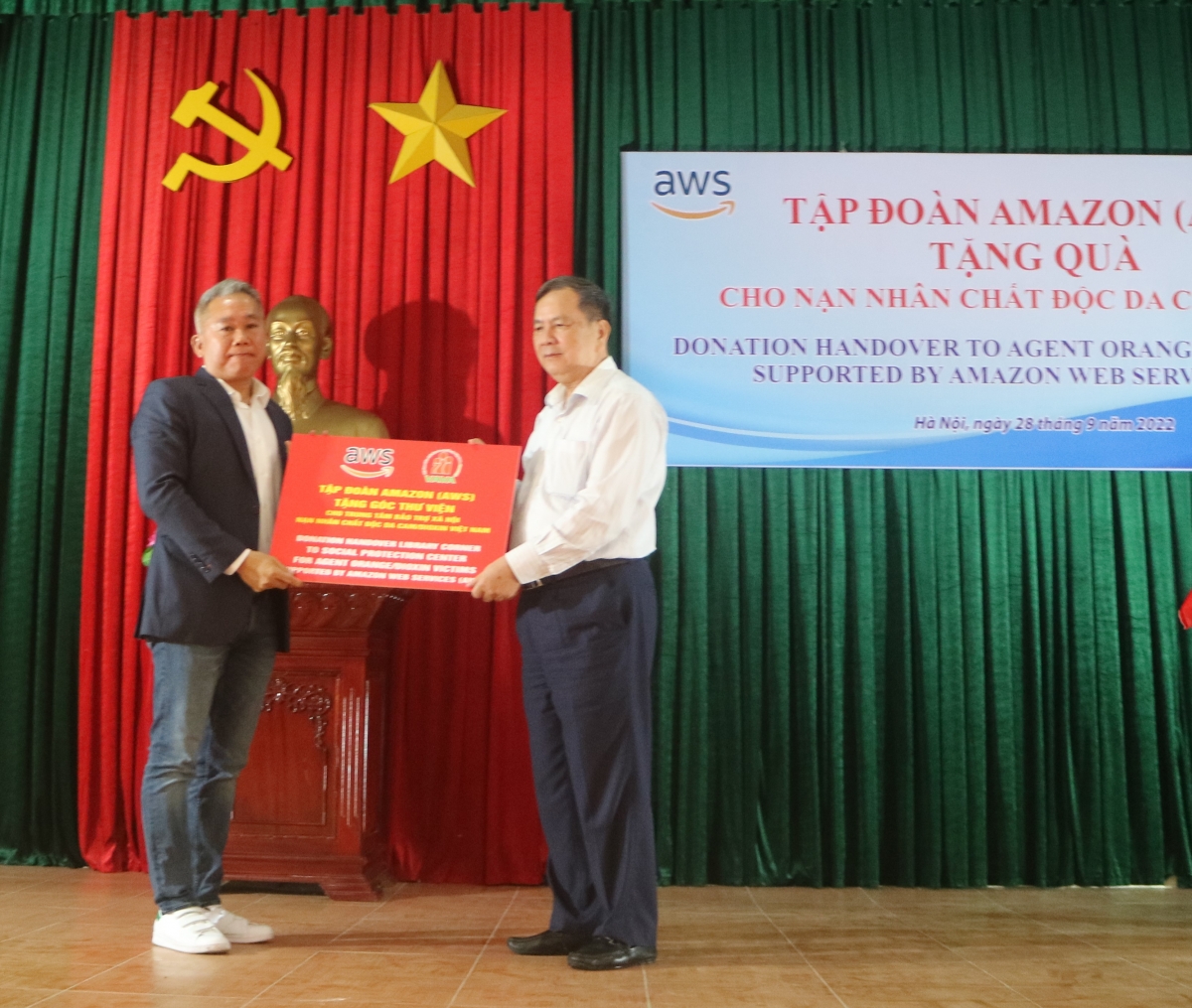 Tập đoàn Amazon (AWS) thăm tặng quà cho nạn nhân chất độc da cam Tập đoàn Amazon (AWS) thăm tặng quà cho nạn nhân chất độc da cam