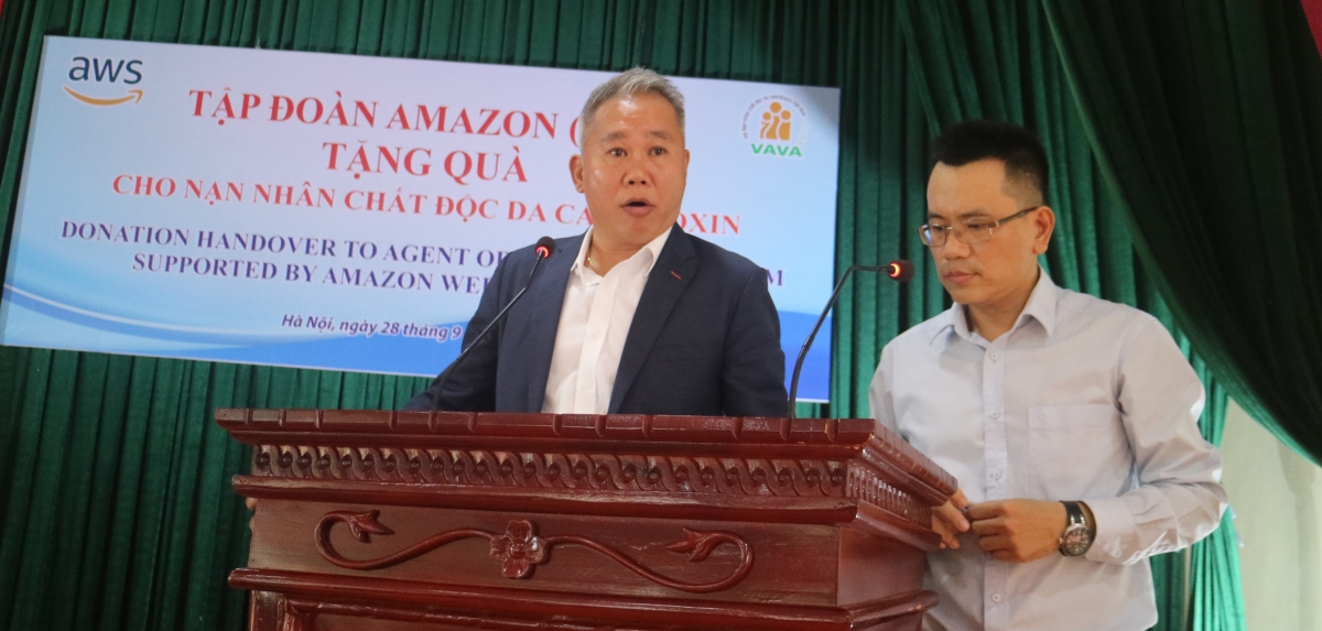 Tập đoàn Amazon (AWS) thăm tặng quà cho nạn nhân chất độc da cam Tập đoàn Amazon (AWS) thăm tặng quà cho nạn nhân chất độc da cam