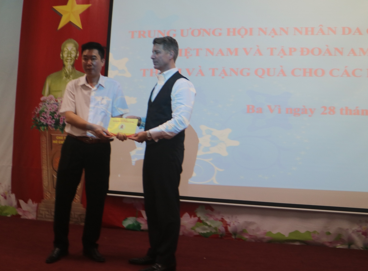 Tập đoàn Amazon (AWS) thăm tặng quà cho nạn nhân chất độc da cam Tập đoàn Amazon (AWS) thăm tặng quà cho nạn nhân chất độc da cam