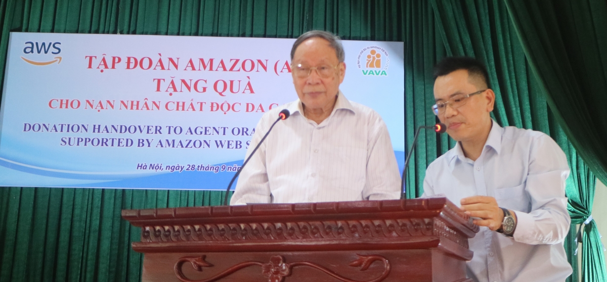 Tập đoàn Amazon (AWS) thăm tặng quà cho nạn nhân chất độc da cam Tập đoàn Amazon (AWS) thăm tặng quà cho nạn nhân chất độc da cam