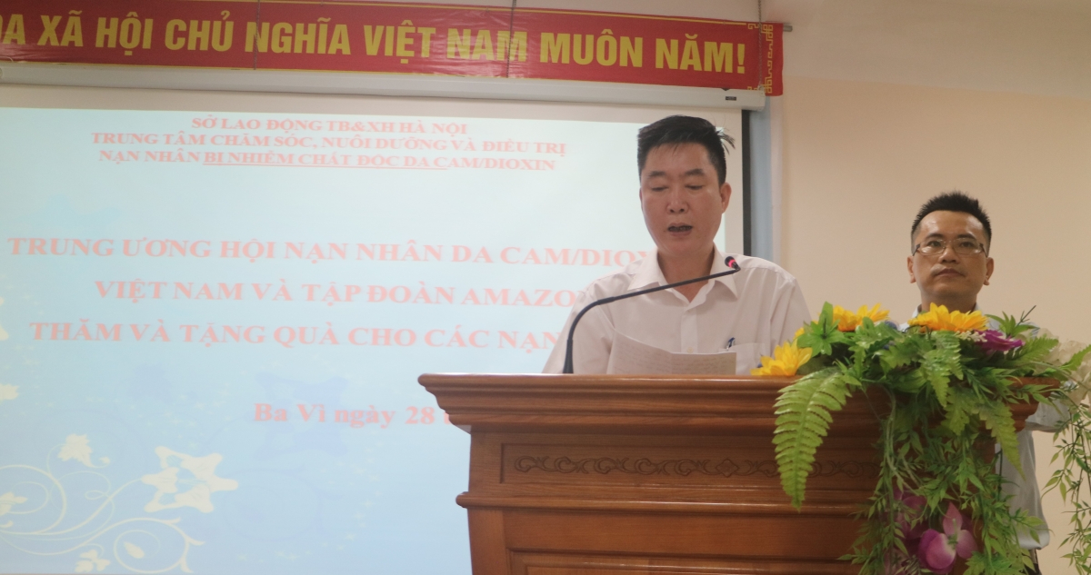 Tập đoàn Amazon (AWS) thăm tặng quà cho nạn nhân chất độc da cam Tập đoàn Amazon (AWS) thăm tặng quà cho nạn nhân chất độc da cam