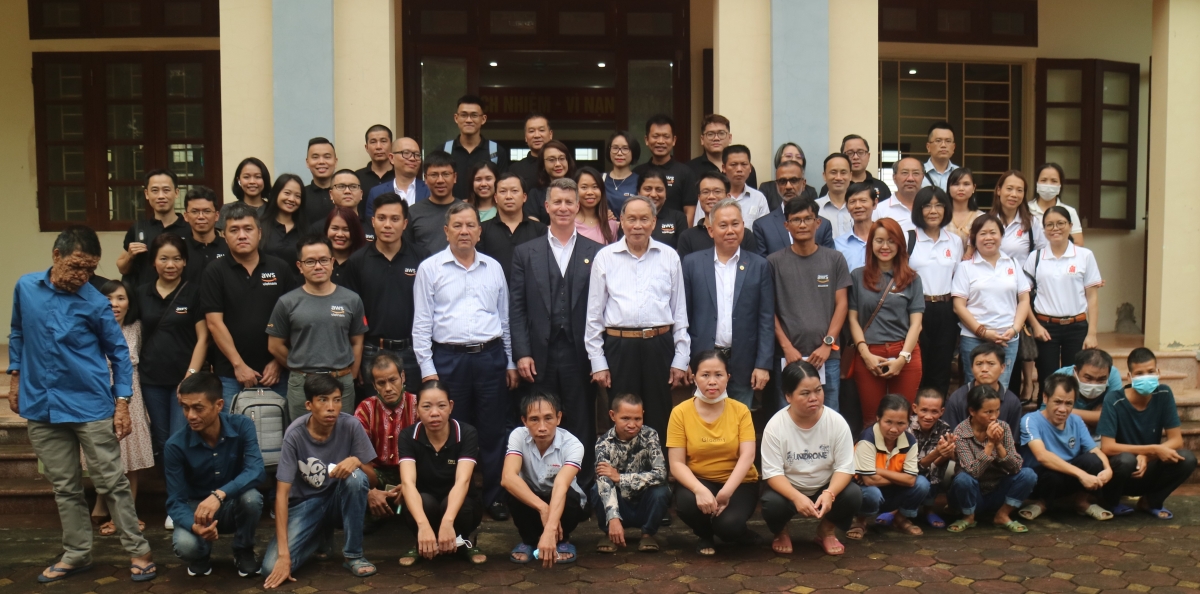 Tập đoàn Amazon (AWS) thăm tặng quà cho nạn nhân chất độc da cam Tập đoàn Amazon (AWS) thăm tặng quà cho nạn nhân chất độc da cam