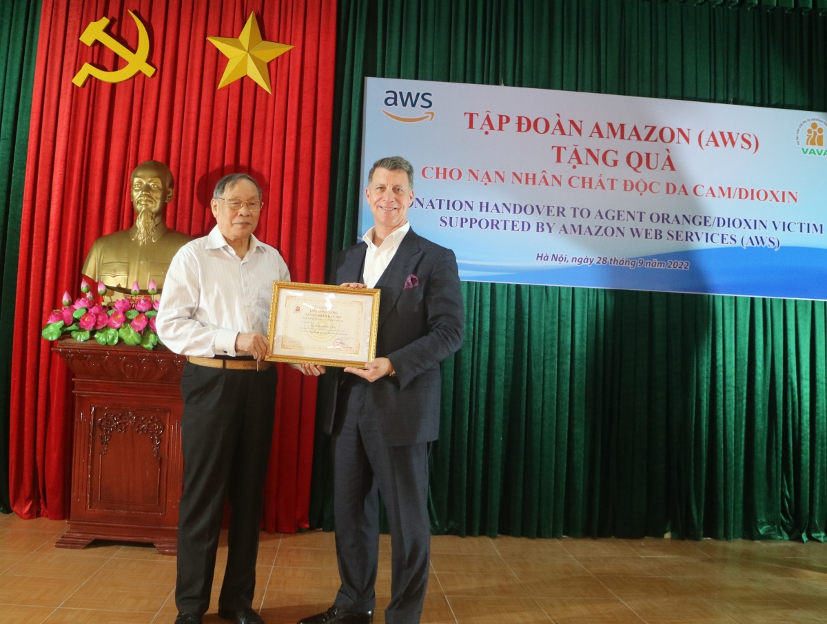 Tập đoàn Amazon (AWS) thăm tặng quà cho nạn nhân chất độc da cam Tập đoàn Amazon (AWS) thăm tặng quà cho nạn nhân chất độc da cam
