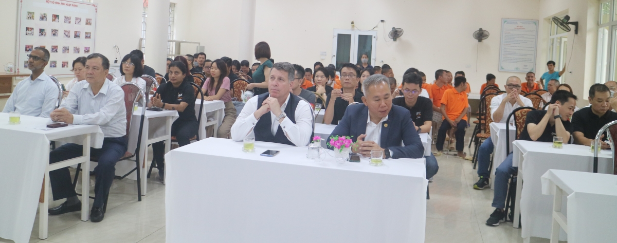 Tập đoàn Amazon (AWS) thăm tặng quà cho nạn nhân chất độc da cam Tập đoàn Amazon (AWS) thăm tặng quà cho nạn nhân chất độc da cam