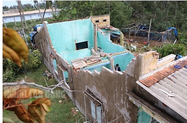 Xót xa gia cảnh người phụ nữ ở Quảng Nam bị sập nhà do bão số 4