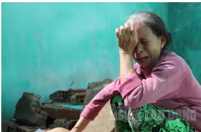 Xót xa gia cảnh người phụ nữ ở Quảng Nam bị sập nhà do bão số 4