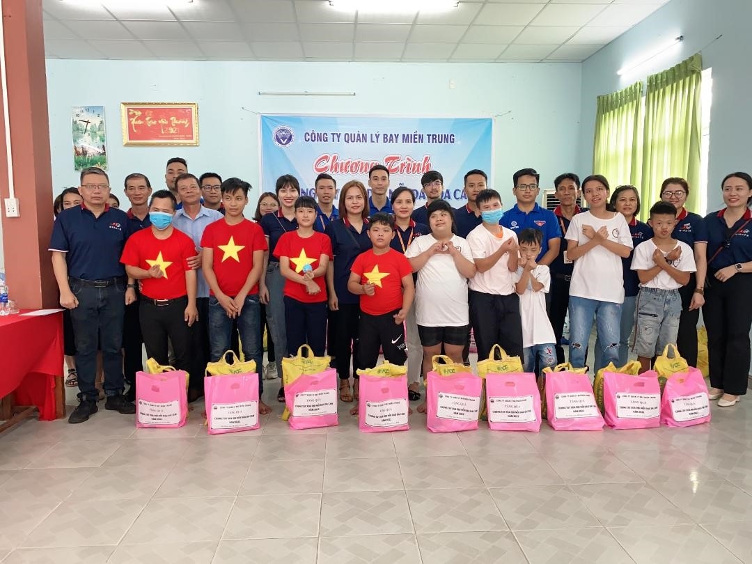 Công ty Quản lý bay miền Trung tặng quà cho NNCĐDC thành phố Đà Nẵng Công ty Quản lý bay miền Trung tặng quà cho NNCĐDC thành phố Đà Nẵng