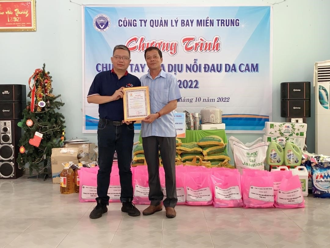 Công ty Quản lý bay miền Trung tặng quà cho NNCĐDC thành phố Đà Nẵng Công ty Quản lý bay miền Trung tặng quà cho NNCĐDC thành phố Đà Nẵng