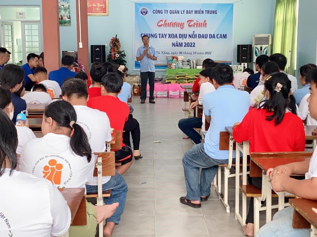 Công ty Quản lý bay miền Trung tặng quà cho NNCĐDC thành phố Đà Nẵng Công ty Quản lý bay miền Trung tặng quà cho NNCĐDC thành phố Đà Nẵng