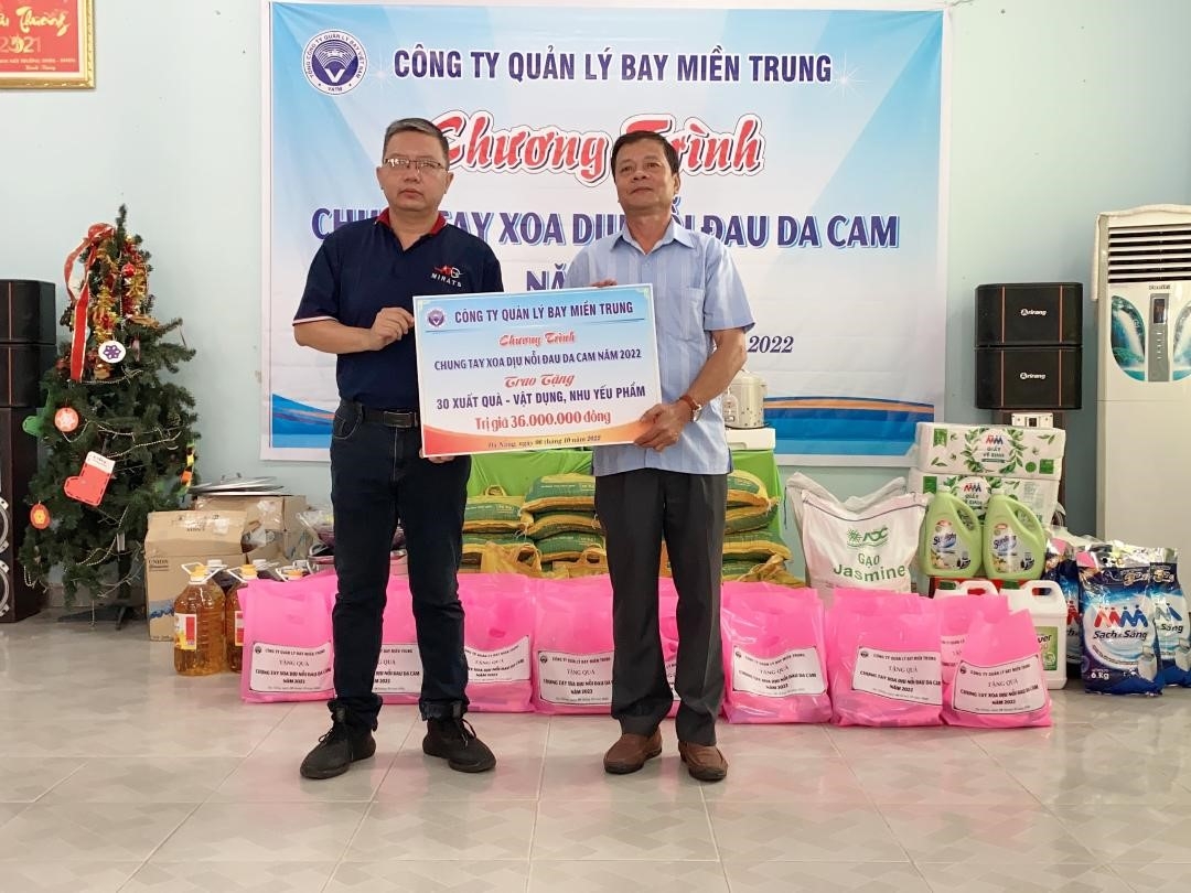 Công ty Quản lý bay miền Trung tặng quà cho NNCĐDC thành phố Đà Nẵng Công ty Quản lý bay miền Trung tặng quà cho NNCĐDC thành phố Đà Nẵng