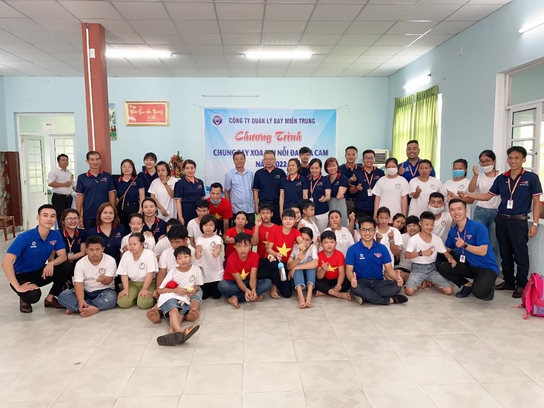 Công ty Quản lý bay miền Trung tặng quà cho NNCĐDC thành phố Đà Nẵng Công ty Quản lý bay miền Trung tặng quà cho NNCĐDC thành phố Đà Nẵng