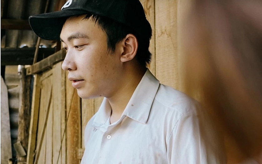 Cậu bé mồ côi một mình chạy lũ ở Kỳ Sơn