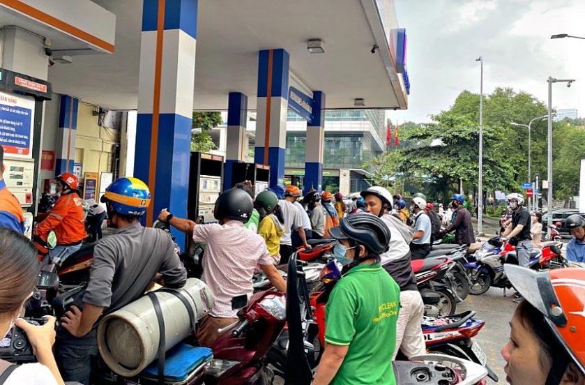 Shipper ở TP.HCM lao đao vì thiếu xăng