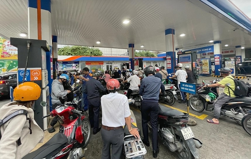 Shipper ở TP.HCM lao đao vì thiếu xăng