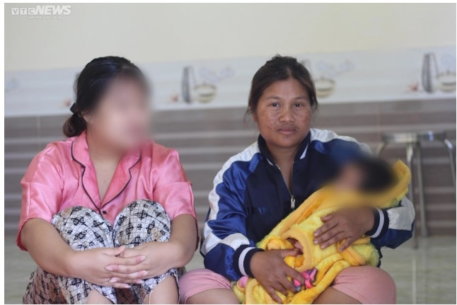 Nỗi buồn những đứa trẻ tập làm mẹ trên cao nguyên