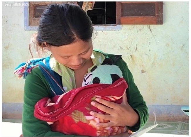 Nỗi buồn những đứa trẻ tập làm mẹ trên cao nguyên